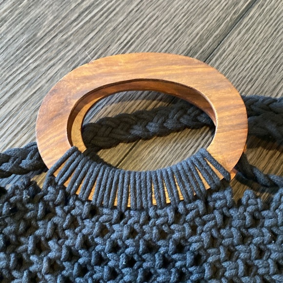 Danielle Nicole Macrame crossbody bag. Black withWooden handles & Fringe Accent. - Picture 3 of 8